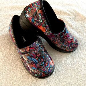 Easy Street Multicolor Patterned Clogs